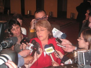 Jen (far left) in a media scrum with Michelle Bachelet during Chile's presidential elections in 2005.